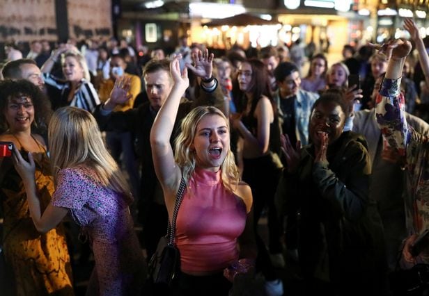 강화된 사회적 거리두기를 앞두고 12일 영국 런던 도심에서 사람들이 주말 밤을 즐기고있다./EPA 연합뉴스