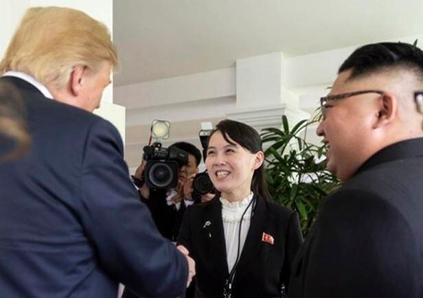 김여정 노동당 제1부부장이 2018년 6월 12일 미북정상회담이 열린 싱가포르 카펠라호텔에서 도널드 트럼프 미국 대통령과 악수하며 밝게 웃고 있다.