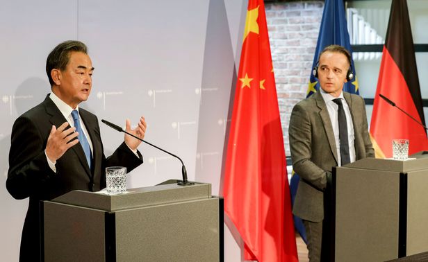 유럽을 순방하고 있는 왕이 중국 외교부장(왼쪽)이 1일(현지 시각) 독일 베를린에서 하이코 마스 외교장관과 회담을 마친 뒤 공동 기자회견을 하고 있다. 