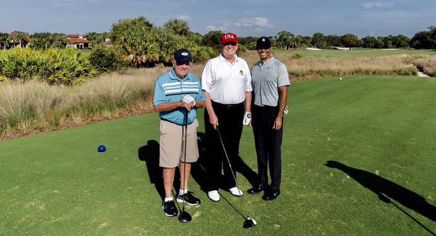 도널드 트럼프(가운데) 미 대통령이 지난해 2월 2일 플로리다 자신 소유 골프장에서 잭 니클라우스(왼쪽), 타이거 우즈와 함께 포즈를 위하고 있다. 트럼프는 3일 이 사진을 자신의 트위터에 올렸다.