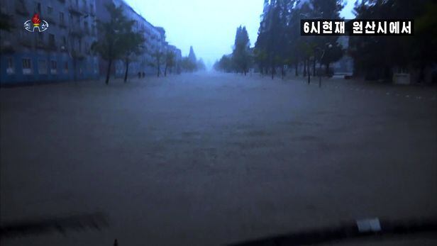 조선중앙TV는 3일 제9호 태풍 '마이삭'이 북상하면서 강원도 원산 시내에 폭우가 내렸다고 보도했다. 폭우로 침수된 지역은 원산시내 중심인 해안광장으로 보인. [조선중앙TV