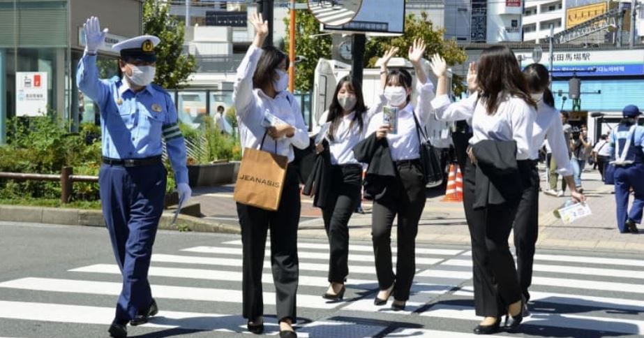 코로나 시대 일본에서는 “어른도 손을 들고 횡단 보도 건너세요”