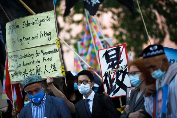 영국으로 망명한 홍콩의 민주 인사 네이선 로(가운데)가 1일(현지 시각) 왕이 중국 외교부장이 방문한 독일 베를린의 외교부 청사 주변에서 벌어진 항의 시위에 참여하고 있다. 시위대는 홍콩 보안법과 중국 공산당의 인권 탄압을 규탄했다.