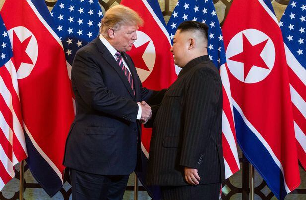 2019년 2월 미북 정상회담 당시 베트남 하노이에서 만난 도널드 트럼프 미국 대통령과 김정은 북한 국무위원장이 악수를 하고 있다./AFP 연합뉴스
