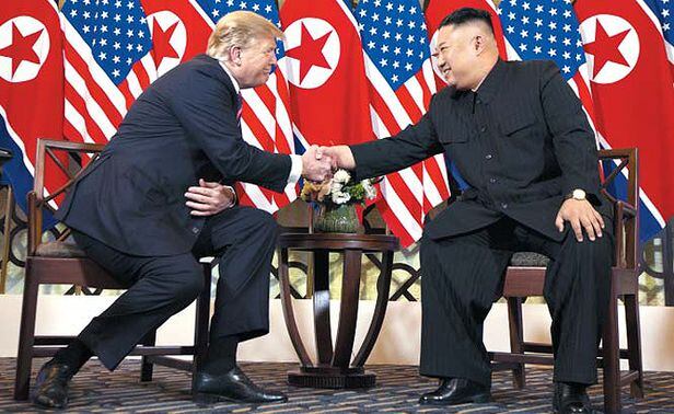 260일만의 악수 - 도널드 트럼프(왼쪽) 미국 대통령과 김정은 북한 국무위원장이 2차 미·북 정상회담 첫날인 27일 오후(현지 시각) 베트남 하노이의 소피텔 레전드 메트로폴에서 만나 만찬에 앞서 악수하고 있다.
