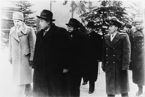 1949년 3월 모스크바에 도착한 북한 수상 김일성(왼쪽 두번째), 부수상 겸 외무상 박헌영(세번째), 부수상 홍명희(네번째)가 스탈린을 방문하기 위해 크렘린궁에 들어가고 있다./조선DB