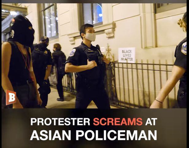 한국계로 추정되는 경찰관을 따라다니며 조롱하는 복면을 쓴 한인 여성 /브레이트바르트 페이스북 