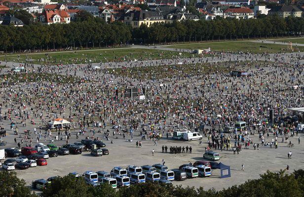 12일 독일 뮌헨에서 열린 코로나제재 반대시위에 참가한 수천명의 시민들./AFP 연합뉴스
