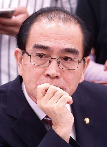 지난 7월 24일 국회에서 열린 이인영 통일부 장관 후보자 인사 청문회에서 생각에 잠긴 태영호 의원. photo 뉴시스
